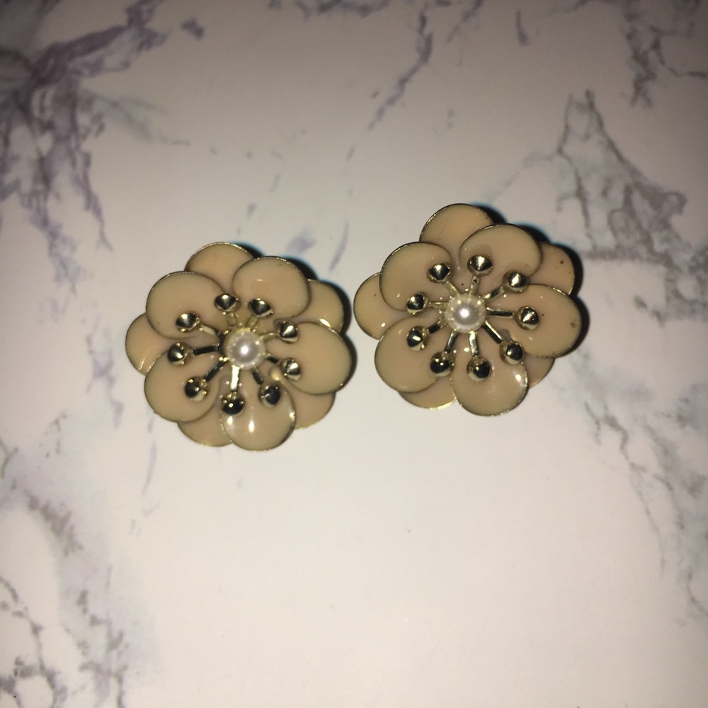 Flower studs